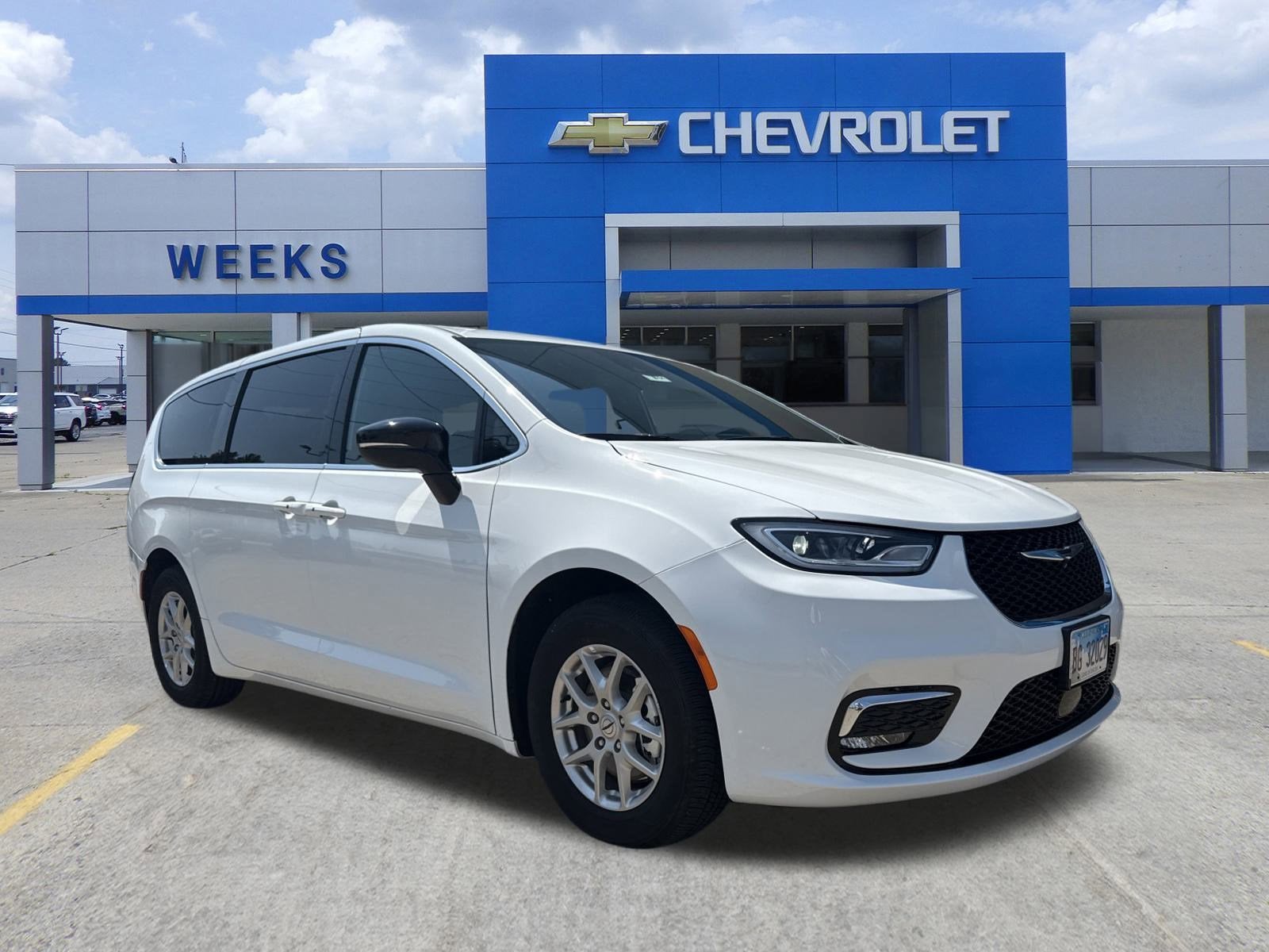 2025 Chrysler Pacifica Select in White — front three-quarter view